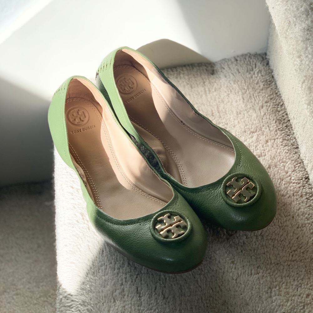 Tory Burch Olive Green flats! 🥿🥿